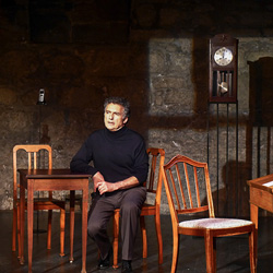 ERIC ROHNER SPIELT JULIAN BARNES ERIC ROHNER SPIELT JULIAN BARNES